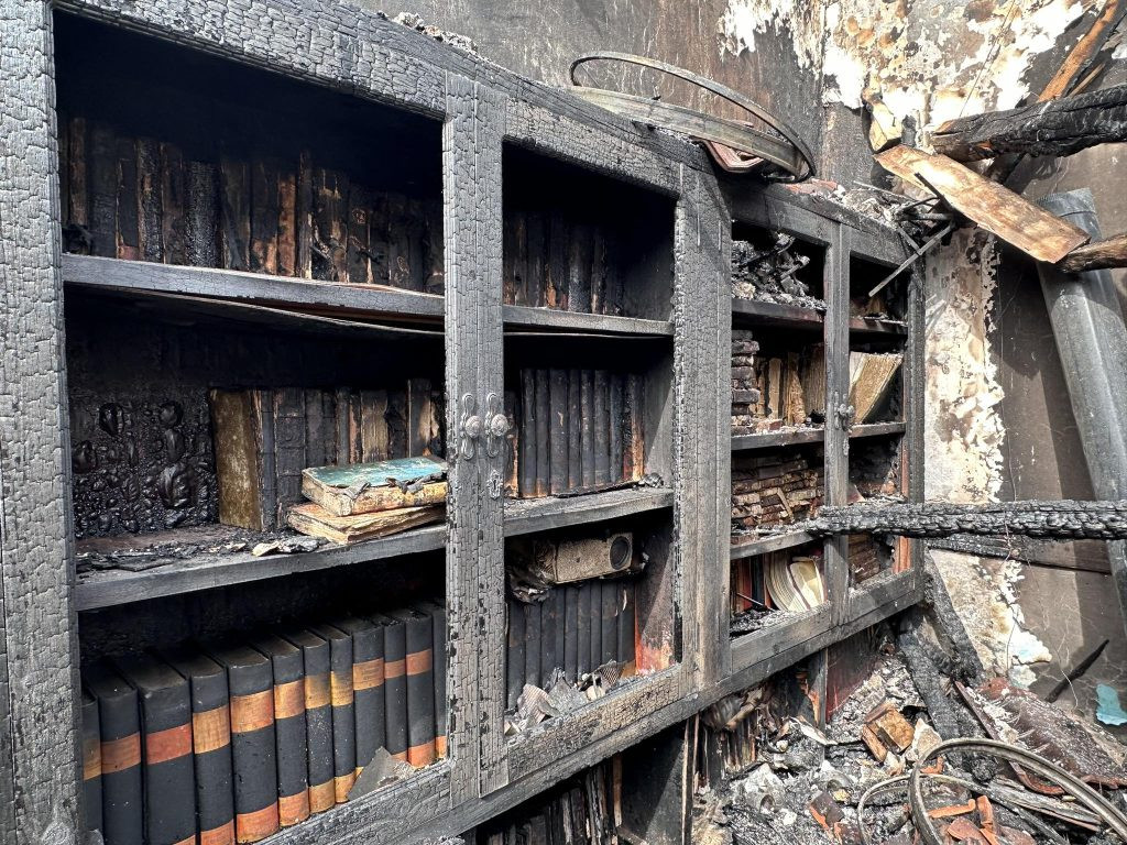 Λέσβος – Πολιτιστική καταστροφή / Στάχτη το ιστορικό αρχείο της Καλλονής