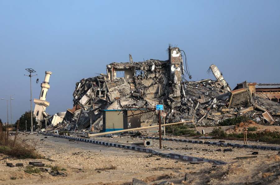Άποψη κατεστραμμένων κτιρίων, μεταξύ των οποίων και ένα τζαμί, στο βόρειο τμήμα του προσφυγικού καταυλισμού Al Nuseirat