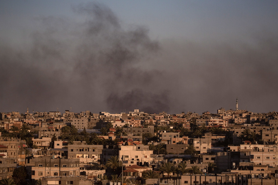 Καπνός υψώνεται μετά από ισραηλινή αεροπορική επιδρομή στη Ράφα, στη νότια Λωρίδα της Γάζας