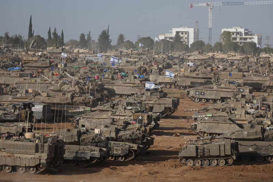 Ισραηλινά στρατιωτικά οχήματα συγκεντρωμένα κοντά στο συνοριακό φράχτη με τη Λωρίδα της Γάζας