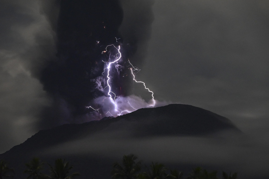 Tο ηφαίστειο Mount Ibu εκτοξεύει ηφαιστειακά υλικά κατά τη διάρκεια έκρηξης στη Δυτική Χαλμαχέρα, στο Βόρειο Μαλούκου της Ινδονησίας