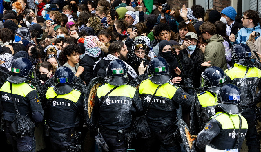 Αστυνομικοί προσπαθούν να διαλύσουν τη διαμαρτυρία φιλοπαλαιστινιακών φοιτητών στο χώρο Binnengasthuis του Πανεπιστημίου του Άμστερνταμ (EPA/RAMON VAN FLYMEN)