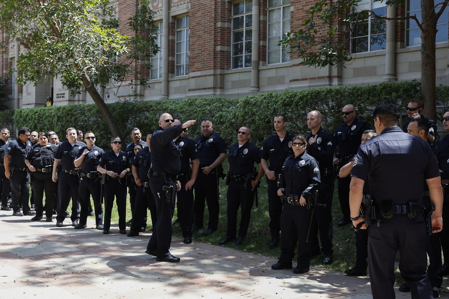 Αστυνομία έξω από το Πανεπιστήμιο του UCLA