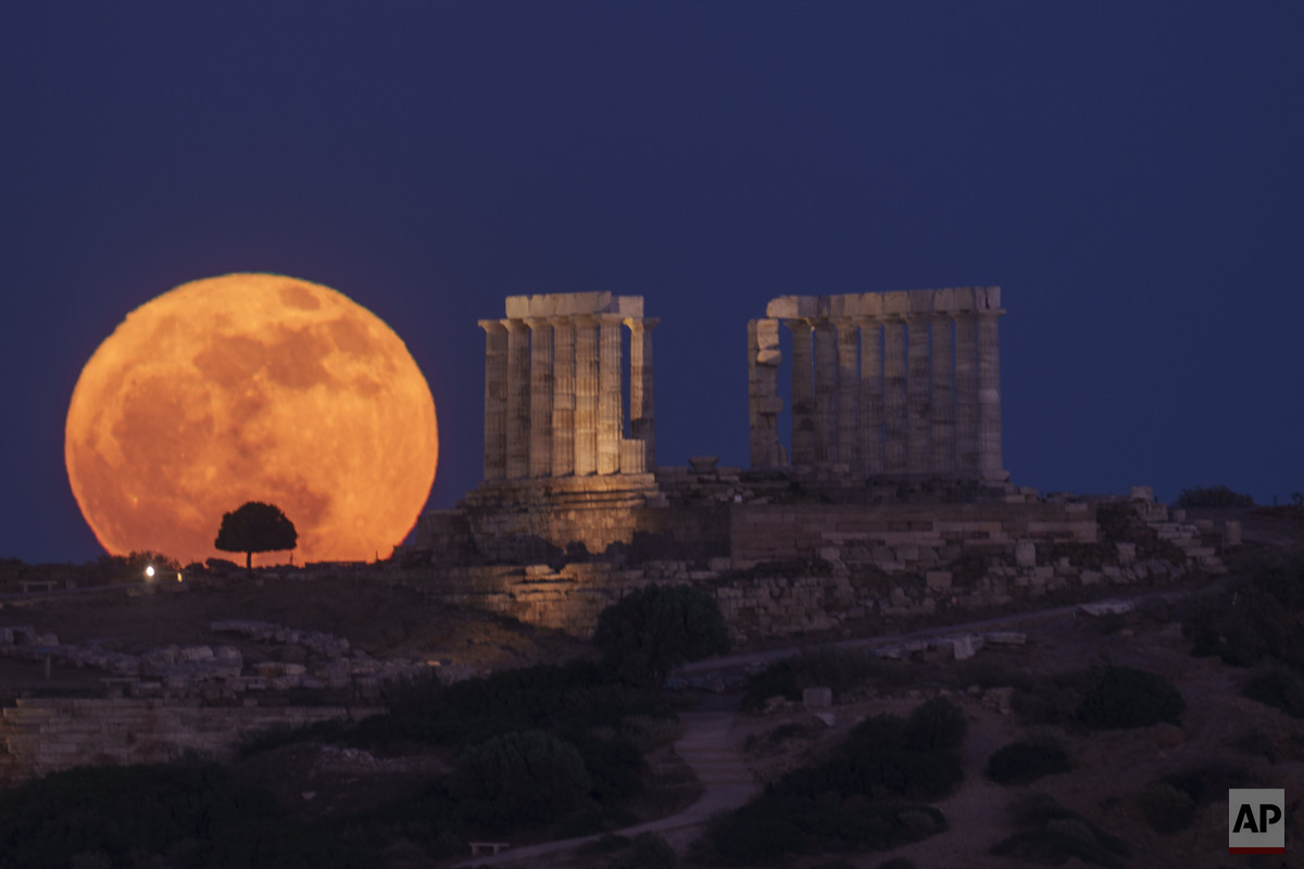 Το «Φεγγάρι των Λουλουδιών» όπως φάνηκε από τον ναό του Ποσειδώνα στο Σούνιο, 23 Μαίου 2024, ΦΩΤΟ: @PGiannakouris for AP, via X