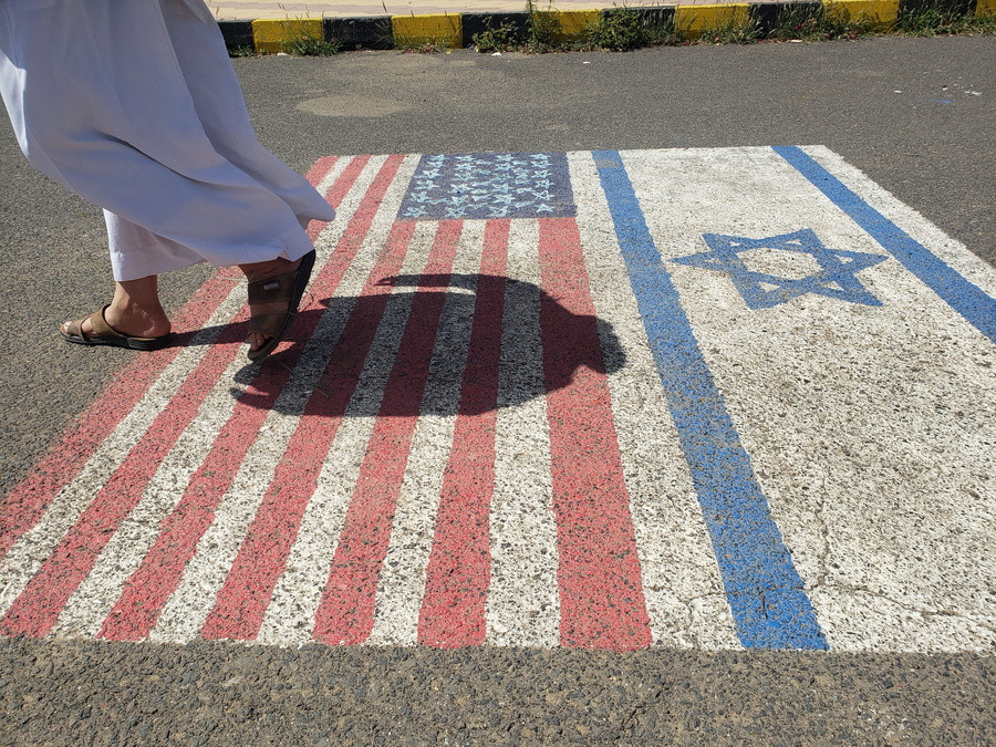 Αμερικάνικη και Ισραηλινή σημαία ζωγραφισμένες στην Υεμένη