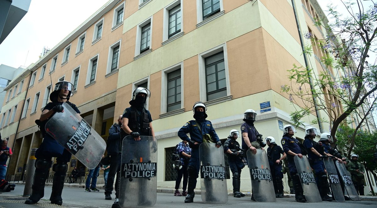 Αστυνομική επιχείρηση για την εκκένωση της κατάληψης στη Νομική Σχολή Αθηνών