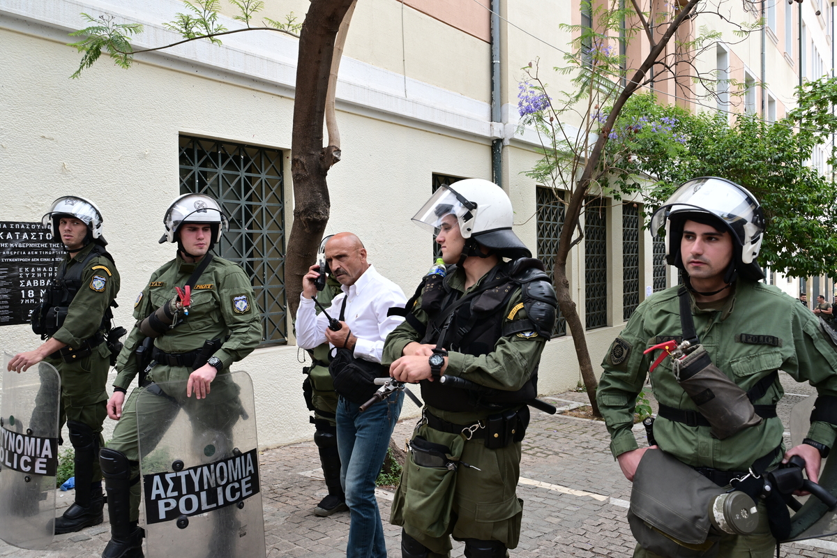 Αστυνομική επιχείρηση για την εκκένωση της κατάληψης στη Νομική Σχολή Αθηνών