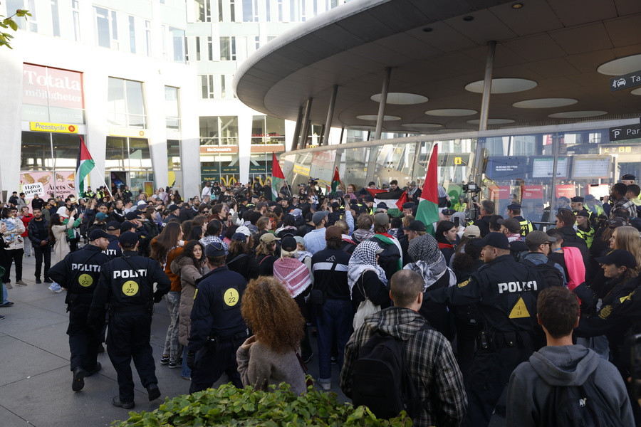 Διαδηλωτές έξω από την Malmo Arena