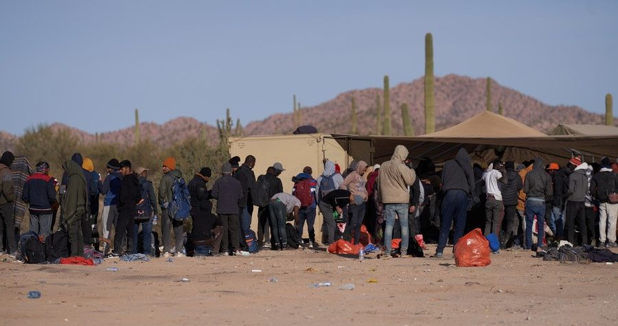 Μετανάστες σε έρημο. Φωτο αρχείου EPA/ALLISON DINNER