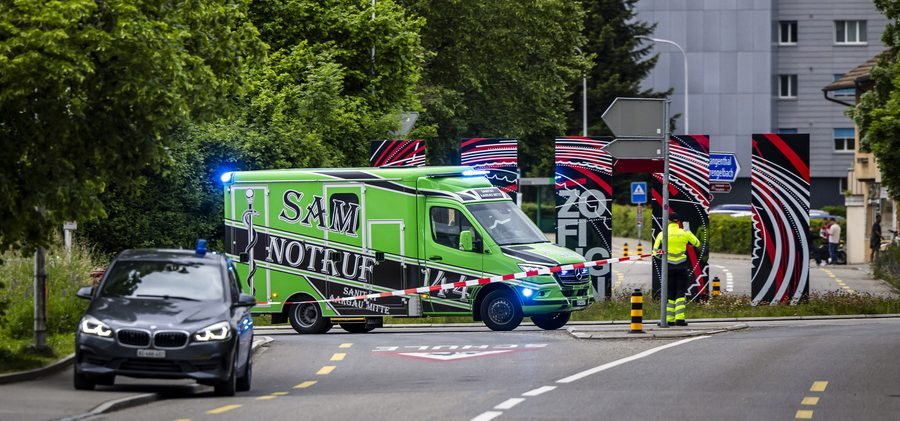 Ένα όχημα έκτακτης ανάγκης της αστυνομίας και ένα ασθενοφόρο στο Bildungszentrum Zofingen μετά από επίθεση με μαχαίρι από άγνωστο άνδρα,15 Μαΐου 2024