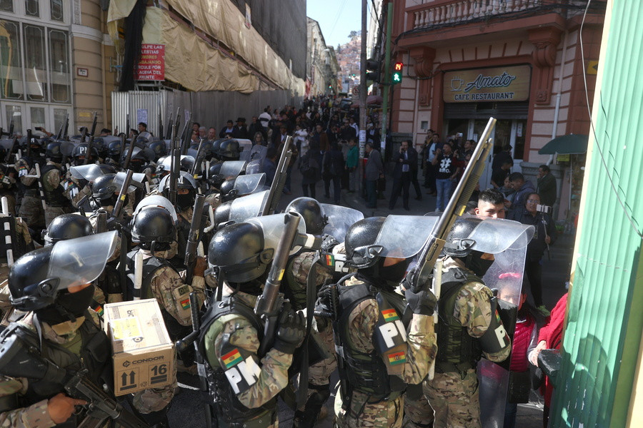 Μέλη του στρατού προσπαθούν να εισέλθουν στην έδρα της βολιβιανής κυβέρνησης στη Λα Παζ της Βολιβίας, 26 Ιουνίου 2024 EPA/Luis Gandarillas
