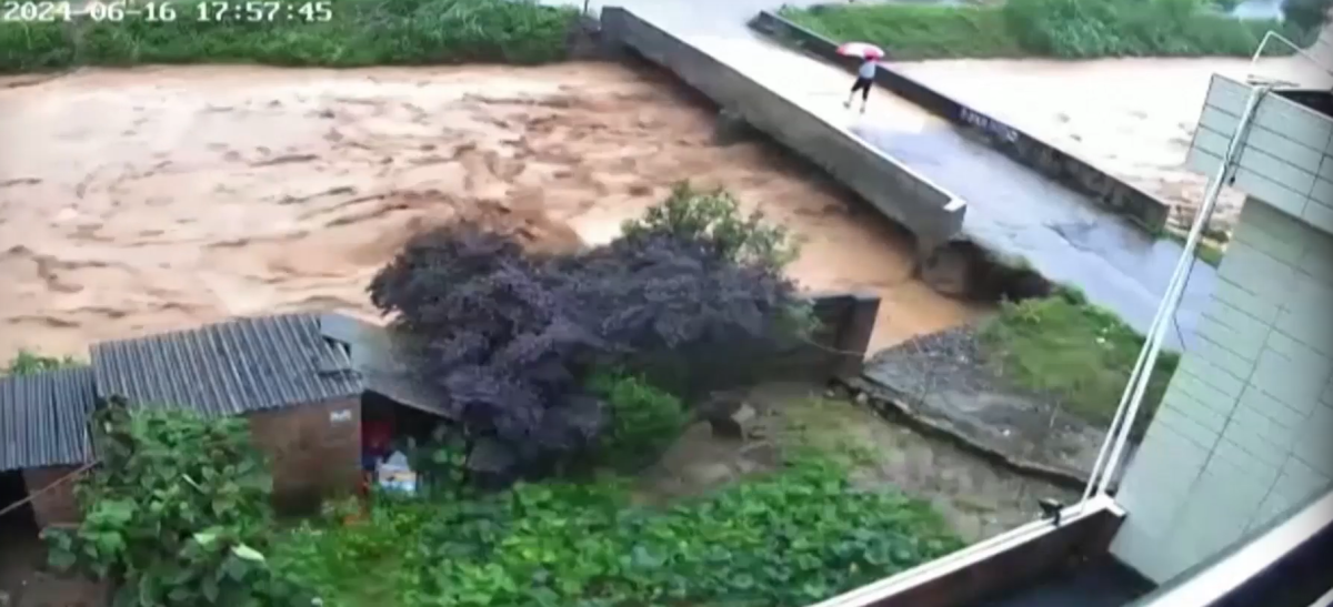 Κίνα / Άνθρωπος διασχίζει γέφυρα λίγο πριν αυτή καταρρεύσει από τα ορμητικά νερά [Βίντεο]