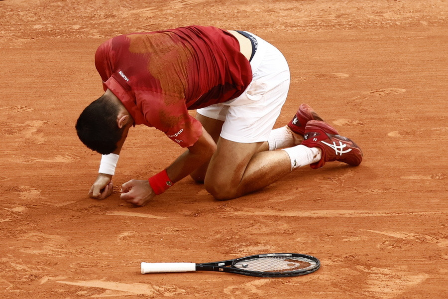 Ο Σέρβος Νόβακ Τζόκοβιτς πέφτει κατά τη διάρκεια του αγώνα με τον Αργεντινό Φρανσίσκο Σερούντολο στο γαλλικό τουρνουά τένις Grand Slam Open στο Ρολάν Γκαρός στο Παρίσι (EPA/YOAN VALAT)