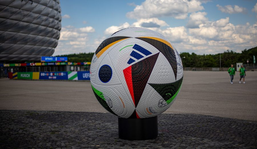 Ένα τεράστιο επίσημο αντίγραφο μπάλας ποδοσφαίρου εκτίθεται έξω από την Allianz Arena εν όψει του εναρκτήριου αγώνα του UEFA EURO 2024 μεταξύ της Γερμανίας και της Σκωτίας, στο Μόναχο της Γερμανίας, 13 Ιουνίου 2024