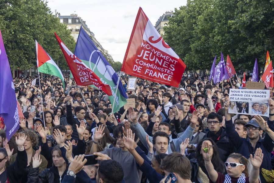 Στιγμιότυπο από αντιφασιστική διαδήλωση στο Παρίσι. EPA/ANDRE PAIN
