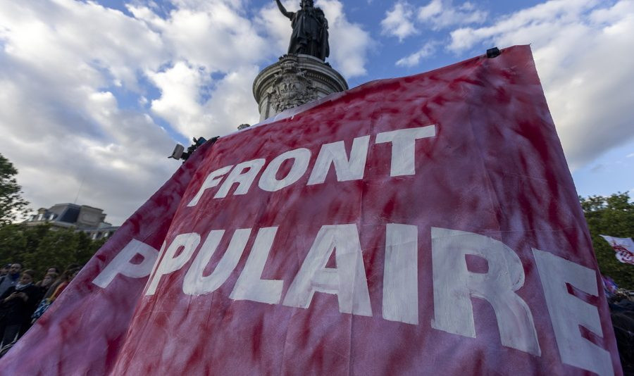 Ένα τεράστιο πανό που γράφει στα γαλλικά «Λαϊκό Μέτωπο» προβάλλεται στη διάρκεια διαμαρτυρίας κατά του γαλλικού δεξιού κόμματος Εθνικός Συναγερμός (Rassemblement National ή RN) μετά τα αποτελέσματα των ευρωεκλογών, στο Παρίσι