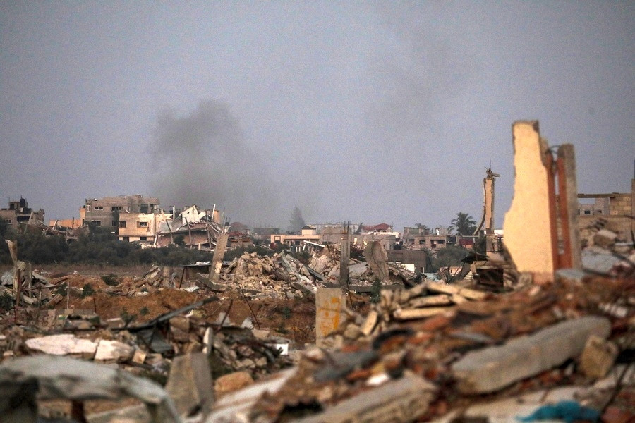 Αναδύεται καπνός μετά από ισραηλινή αεροπορική επιδρομή στον προσφυγικό καταυλισμό Al Bureij, κεντρική Λωρίδα της Γάζας