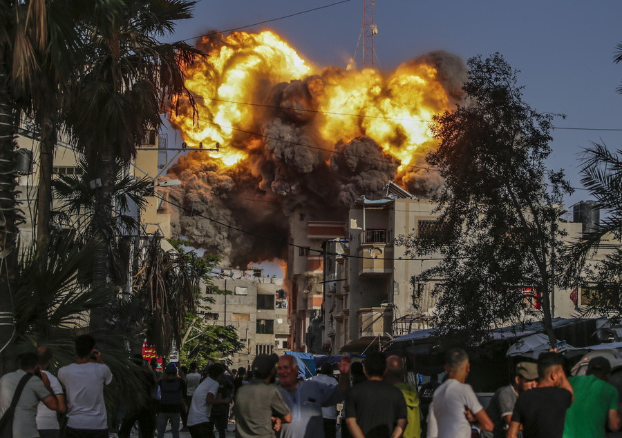 Έκρηξη μετά από ισραηλινή αεροπορική επιδρομή στον προσφυγικό καταυλισμό Al Bureije στη νότια Λωρίδα της Γάζας (EPA/MOHAMMED SABER)