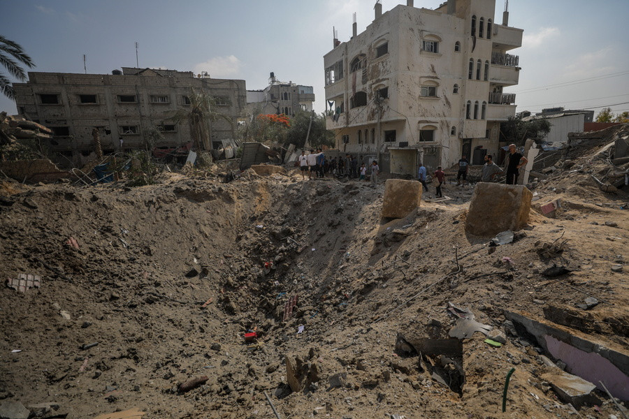 Παλαιστίνιοι επιθεωρούν τις ζημιές μετά από ισραηλινή αεροπορική επιδρομή στον προσφυγικό καταυλισμό Al Nuseirat, 03 Ιουνίου 2024