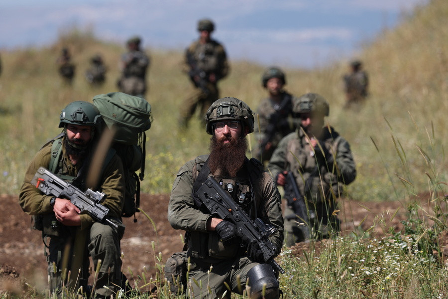 Ισραηλινοί στρατιώτες πεζικού της 769 ταξιαρχίας συμμετέχουν σε εκπαίδευση στα Υψίπεδα του Γκολάν, δίπλα στα σύνορα Ισραήλ και Λιβάνου (EPA/ATEF SAFADI)