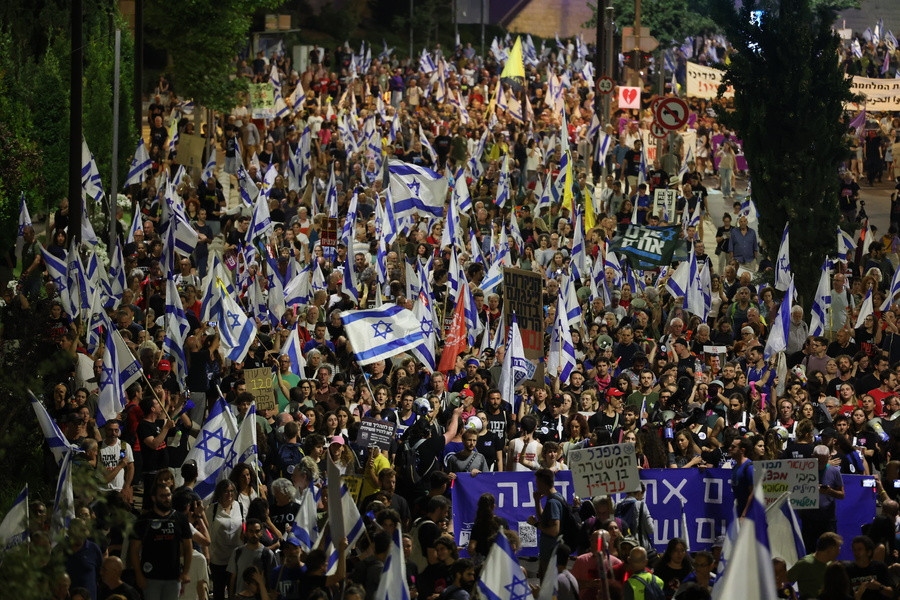Χιλιάδες διαδηλωτές περικυκλώνουν την Κνεσέτ ζητώντας να διαλυθεί η κυβέρνηση και να γίνουν πρόωρες εκλογές, Ιερουσαλήμ, 17 Ιουνίου 2024