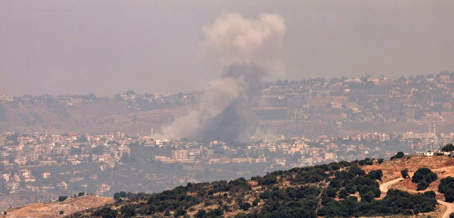 Καπνός υψώνεται ως αποτέλεσμα ισραηλινής αεροπορικής επιδρομής στην πόλη Khiam του νότιου Λιβάνου, όπως φαίνεται από μια περιοχή κοντά στο Kiryat Shmona, στο βόρειο Ισραήλ