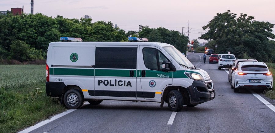 Αστυνομικό βαν κοντά στον τόπο του δυστυχήματος, μετά τη σύγκρουση τρένου στην πόλη Nove Zamky, Σλοβακία, 27 Ιουνίου 2024 (EPA/JAKUB GAVLAK)