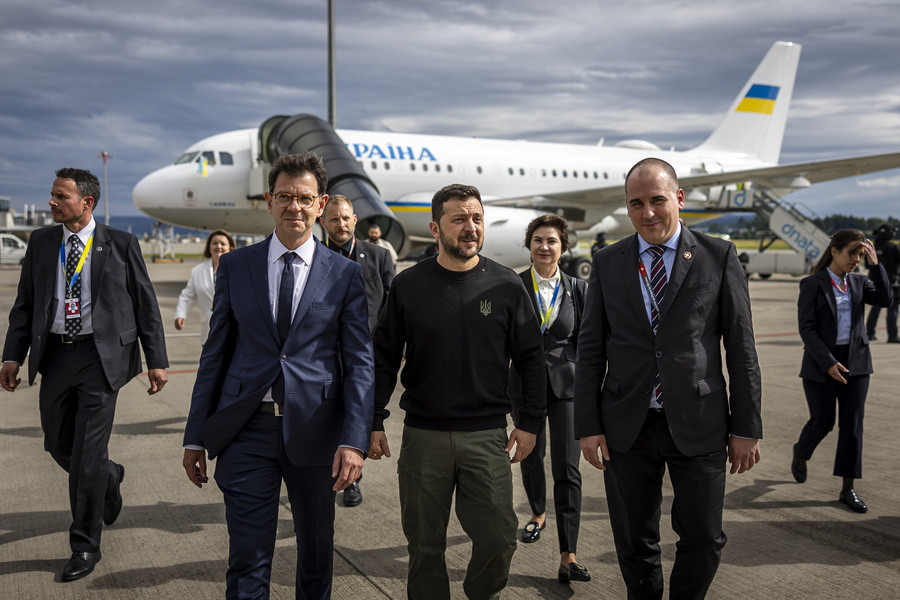 Ο πρόεδρος της Ουκρανίας Volodymyr Zelensky συνοδεύεται από τον Felix Baumann, πρέσβη της Ελβετίας στην Ουκρανία, την Iryna Wenediktowa, πρέσβη της Ουκρανίας στην Ελβετία και τον Manuel Irman, αναπληρωτή επικεφαλής του ελβετικού πρωτοκόλλου, στο αεροδρόμιο της Ζυρίχης στο Zurich Kloten της Ελβετίας