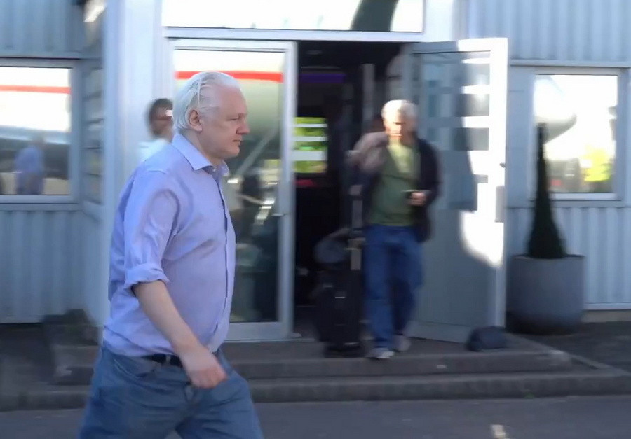 Στιγμιότυπο από βίντεο που δημοσίευσε το Wikileaks δείχνει τον ιδρυτή του WikiLeaks Τζούλιαν Ασάνζ να κατευθύνεται προς το αεροπλάνο στο αεροδρόμιο Στάνστεντ του Λονδίνου, Βρετανία, 25 Ιουνίου 2024