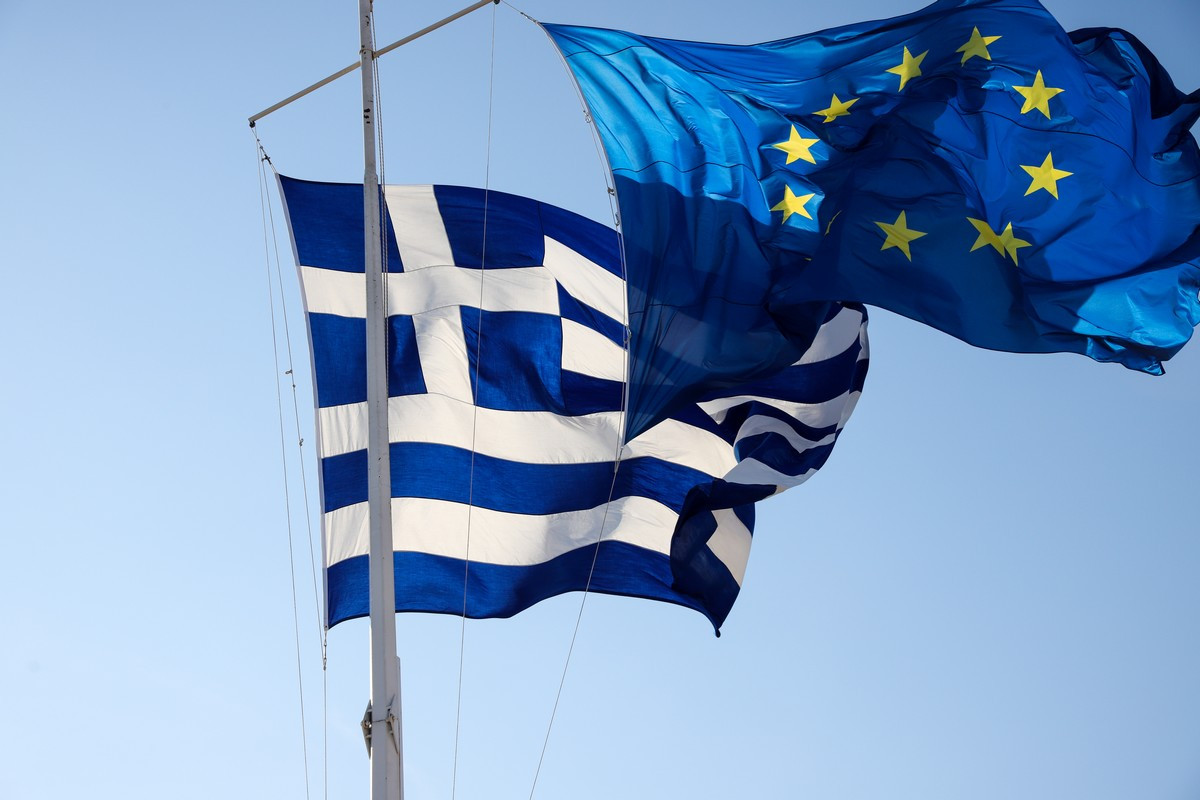 Οι σημαίες της Ελλάδας και της Ευρωπαϊκής Ένωσης