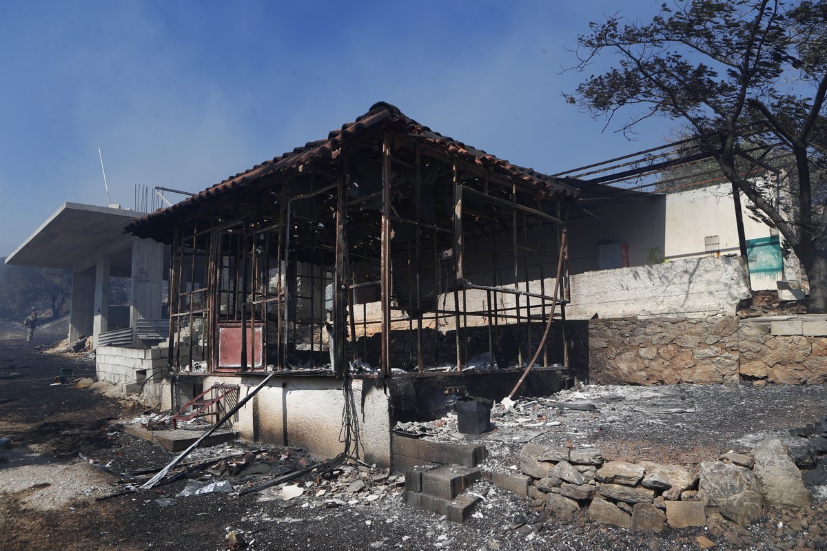 Πυρκαγιά στην λεωφόρο Βάρης - Κορωπίου. 
(ΣΩΤΗΡΗΣ ΔΗΜΗΤΡΟΠΟΥΛΟΣ/EUROKINISSI)