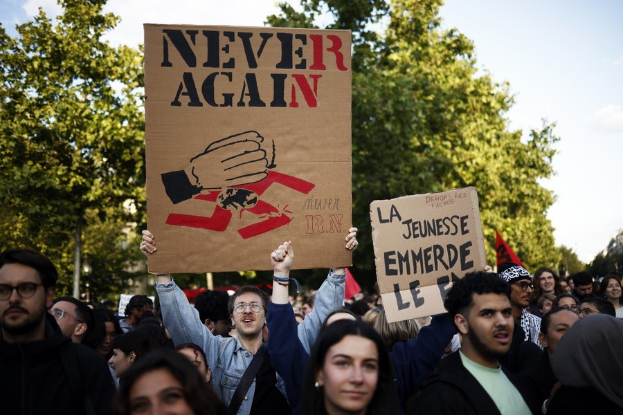 "Ποτέ ξανά" γράφει το πλακάτ που κρατά διαδηλωτής σε συγκέντρωση κατά του Εθνικού Συναγερμού. EPA/Yoan Valat
