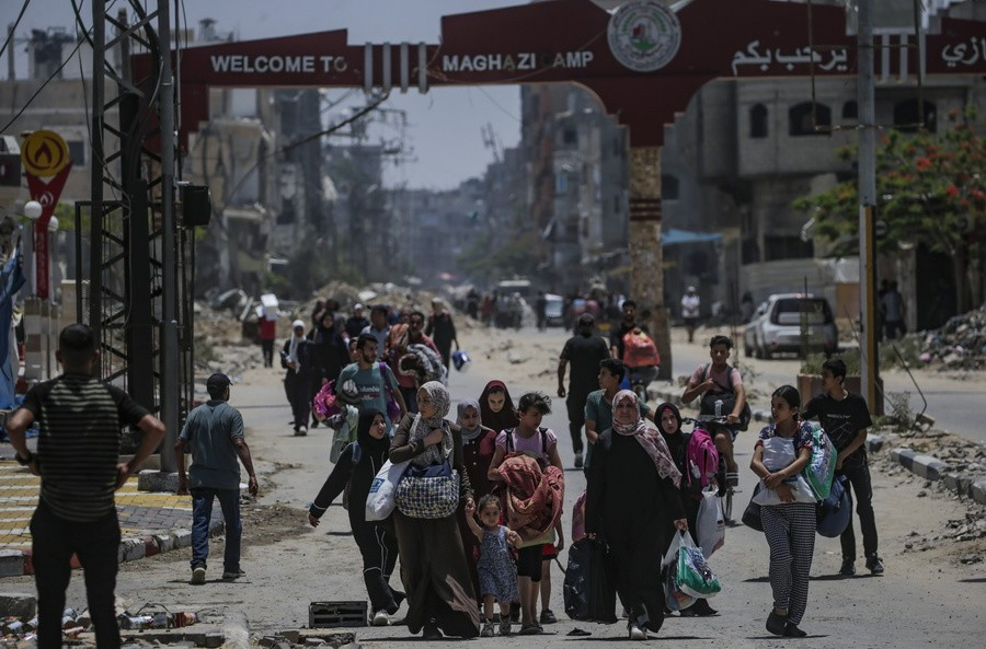 Γάζα / Εκτοπισμένοι Παλαιστίνιοι μετά από ισραηλινή στρατιωτική επιχείρηση στον προσφυγικό καταυλισμό Al Nusairat. EPA/MOHAMMED SABER