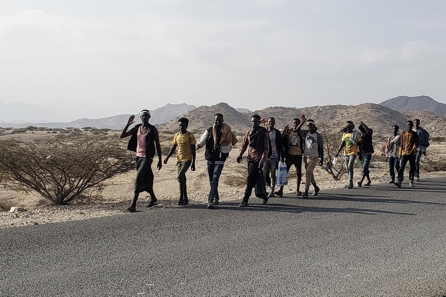Μετανάστες από την Αιθιοπία και τη Σομαλία διασχίζουν την Υεμένη. Δεκέμβριος 2023. EPA/YAHYA ARHAB