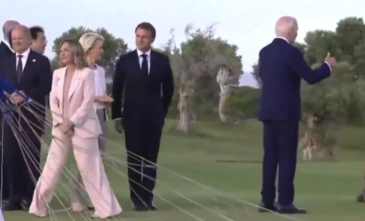 Τζο Μπάιντεν / Άρχισε να «περιπλανιέται» στη σύνοδο κορυφής των G7 και η Μελόνι τον πήρε από το χέρι και τον επανέφερε
