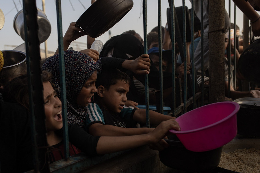 Γάζα: Παιδιά εκτοπισμένων Παλαιστινίων εκλιπαρούν για τρόφιμα που δώρισε μια φιλανθρωπική ομάδα, στον καταυλισμό Khan Yunis. EPA/HAITHAM IMAD