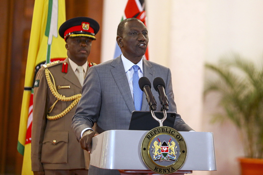 Ο πρόεδρος της Κένυας μιλάει κατά τη διάρκεια της ομιλίας του για την κατάσταση του έθνους μετά από διαμαρτυρίες κατά των αυξήσεων των φόρων, στο State House στο Ναϊρόμπι της Κένυας, 25 Ιουνίου 2024 (EPA/DANIEL IRUNGU)
