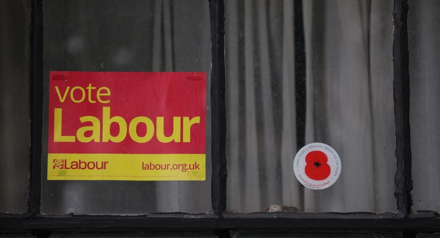 Φυλλάδιο του Εργατικού Κόμματος σε παράθυρο σπιτιού στην εκλογική περιφέρεια Holborn & St Pancras στο Λονδίνο, στην εκλογική περιφέρεια του Sir Keir Starmer, ηγέτη του Εργατικού Κόμματος. (EPA/NEIL HALL)