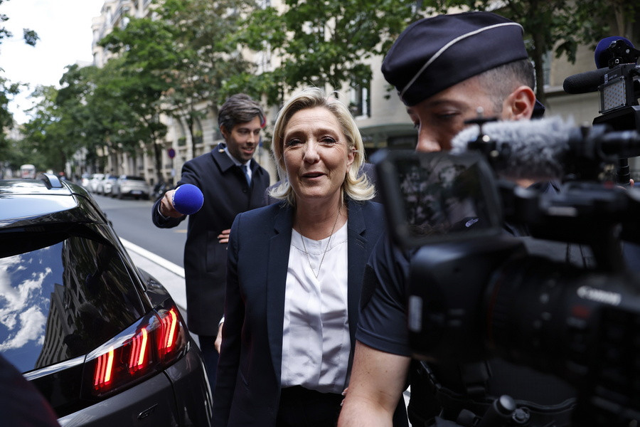 Η Μαρίν Λεπέν καταφτάνει στην έδρα του κόμματος Εθνικός Συναγερμός στο Παρίσι, Γαλλία, 04 Ιουλίου 2024 (EPA/YOAN VALAT)