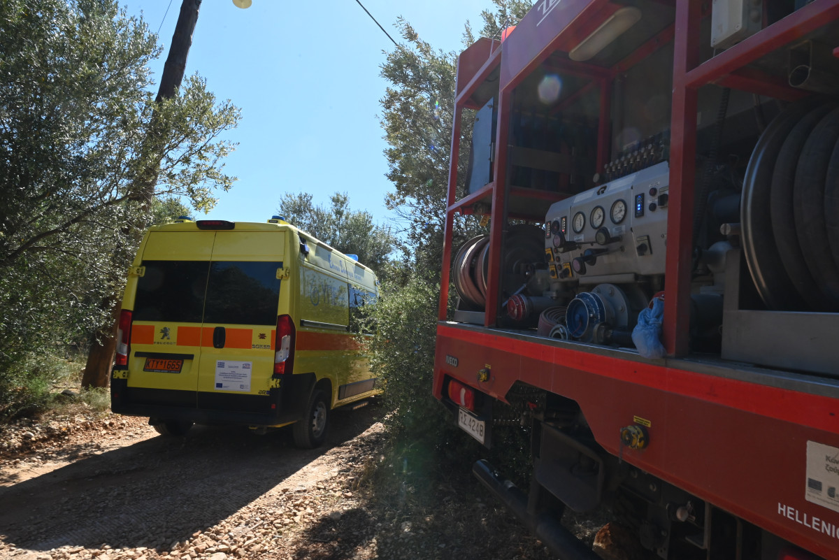 Πυροσβεστικό όχημα και ασθενοφόρο (Βασίλης Παπαδόπουλος/Eurokinissi)