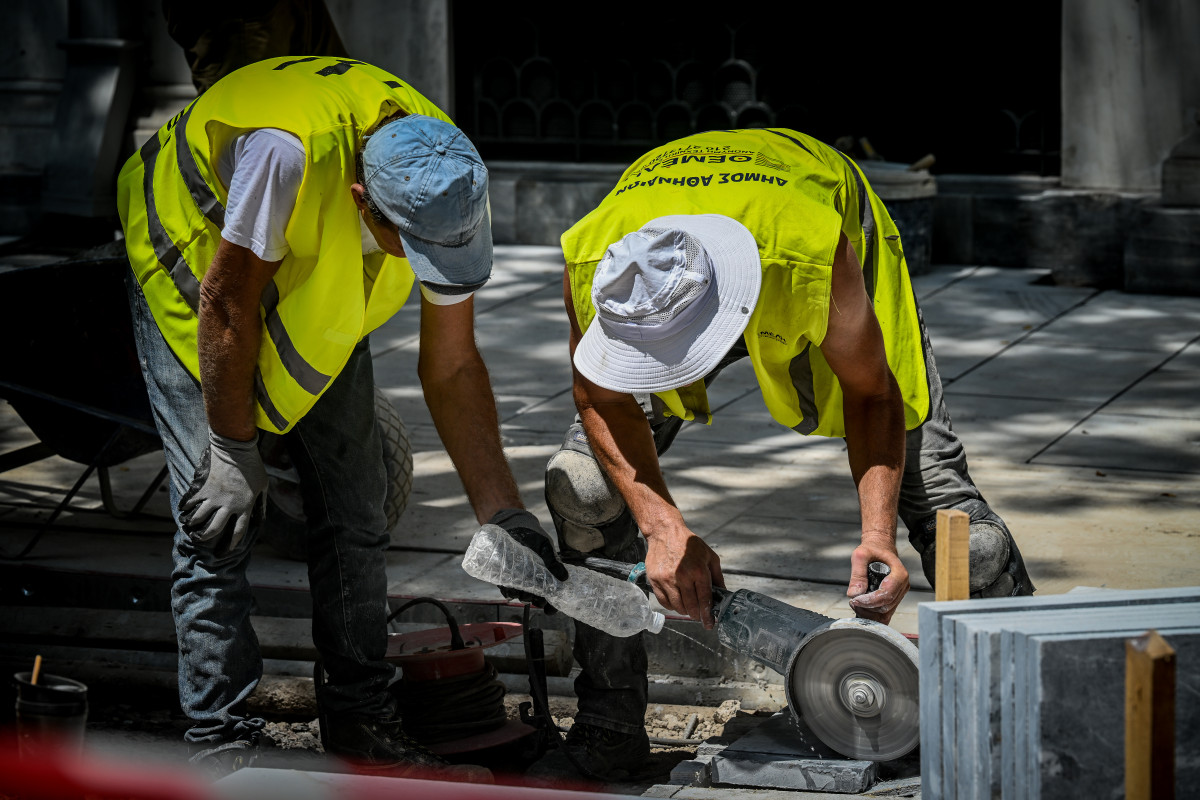 Εργαζόμενοι εν μέσω καύσωνα (ΤΑΤΙΑΝΑ ΜΠΟΛΑΡΗ / EUROKINISSI)