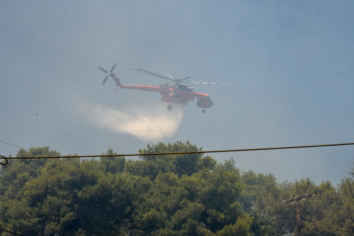 Ελικόπτερο επιχειρεί για κατάσβεση φωτιάς (EUROKINISSI)