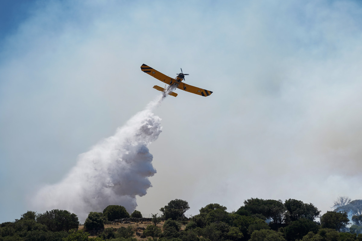 Αεροσκάφος σε επιχείρηση κατάσβεσης φωτιάς. Φωτογραφία αρχείου. (ΠΑΝΑΓΙΩΤΗΣ ΜΠΑΛΑΣΚΑΣ/ EUROKINISSI)