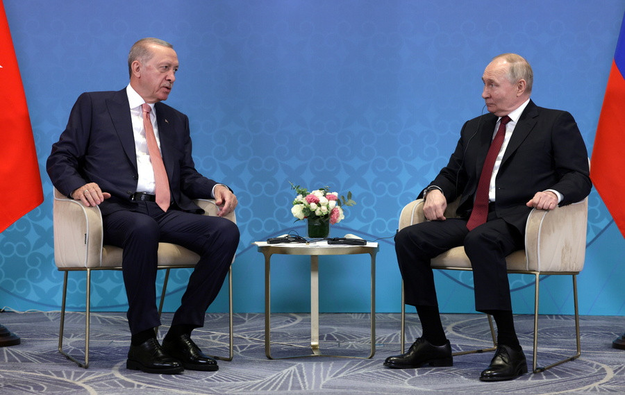 Συνάντηση του Τούρκου Προέδρου, Ρετζέπ Ταγίπ Ερντογάν, με τον Ρώσο 
 ομόλογό του, Βλαντιμίρ Πούτιν (EPA/GAVRIIL GRIGOROV)