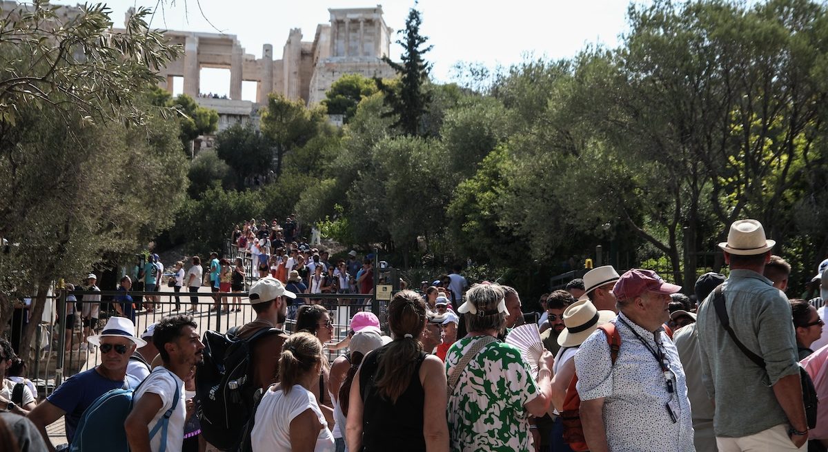 Τουρίστες στην είσοδο του αρχαιολογικού χώρου της Ακρόπολης την Πέμπτη, 25 Ιουλίου 2024. 
(ΜΑΡΙΑΝΘΗ ΤΣΟΜΠΑΝΟΠΟΥΛΟΥ/EUROKINISSI)