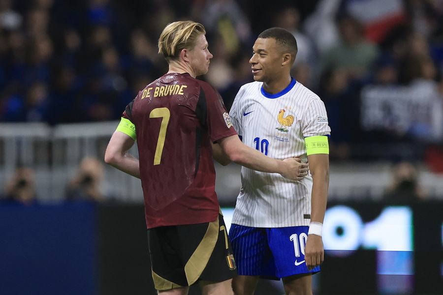 Kylian Mbappe - Kevin De Bruyne EPA/GUILLAUME HORCAJUELO