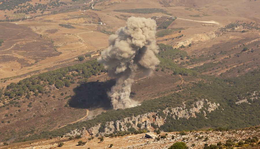 Καπνός βγαίνει από το σημείο ισραηλινής αεροπορικής επιδρομής με στόχο λιβανέζικα χωριά. (EPA/STR)