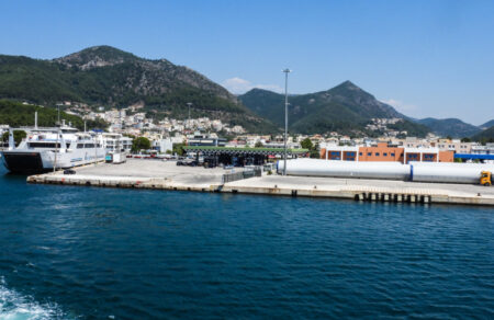 igoymenitsa-ploio-me-pano-apo-500-epivates-prosaraxe-sto-limani-513741