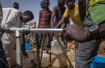 soydan-epta-ekatommyria-ektopismena-paidia-logo-toy-polemoy-508700