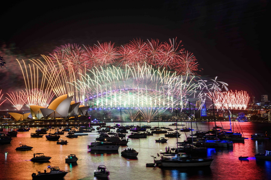 Fireworks illuminate the sky above the Sydney Opera House and the Sydney Harbour Bridge during the New Year's Eve celebrations in Sydney, Australia, 01 January 2025.   EPA/BIANCA DE MARCHI NO ARCHIVING AUSTRALIA AND NEW ZEALAND OUT